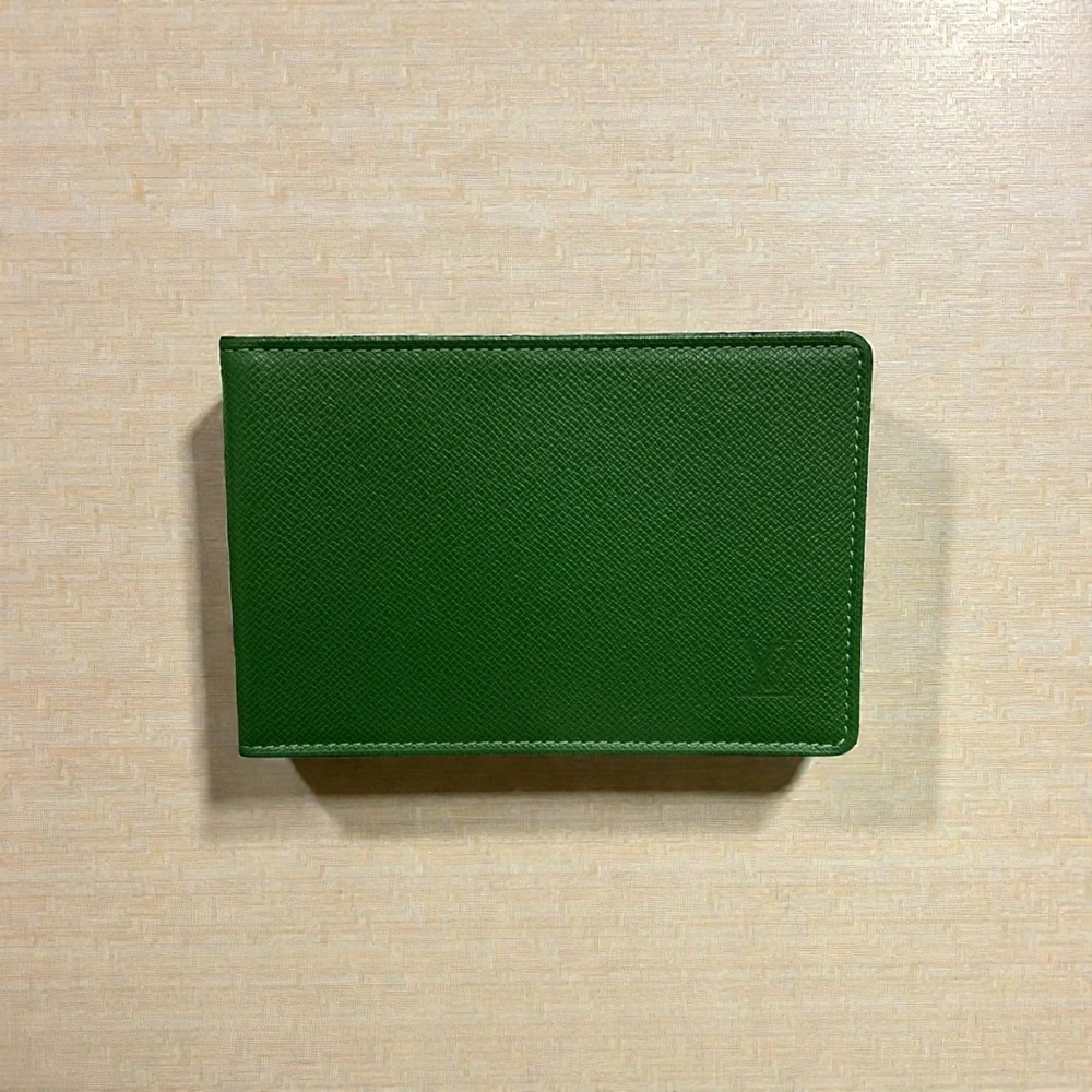 β¨ Louis Vuitton Taiga Green Bifold ID Wallet β Rare Color β¨ - Picture 2 of 12